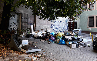 Słuchacze alarmują: przy ul. Piastowskiej w Olsztynie zalega sterta śmieci